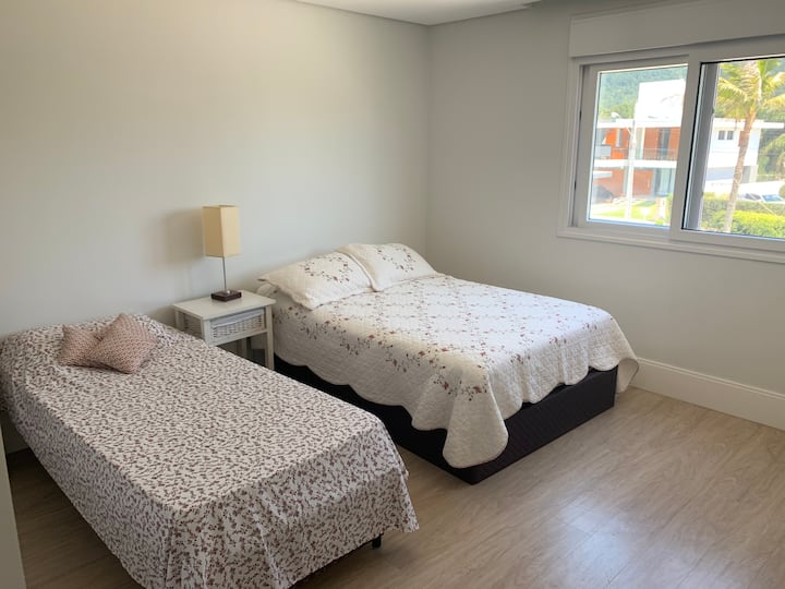 Chumba kilicho na kitanda cha watu wawili na kitanda kimoja, kiyoyozi, TV na kabati 