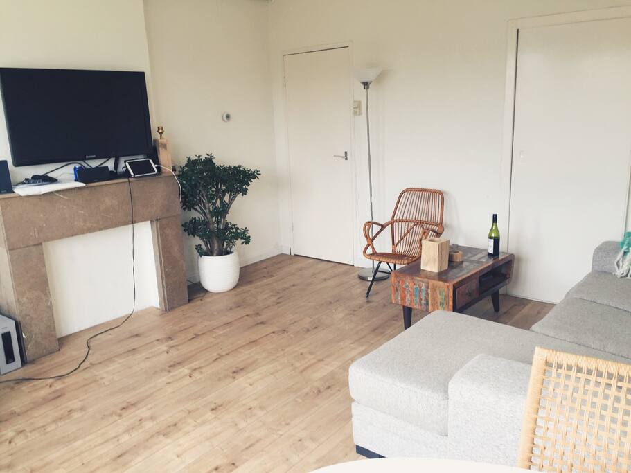Living room. The TV is quipped with digital TV channels and a Chromecast. Perfect for a night of chilling.