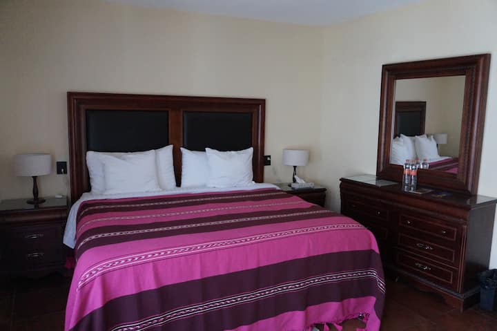 Segunda recámara con cama  king size, cómodas, lámparas, buró, armario,  ventilador, aire acondicionado, balcón y terraza