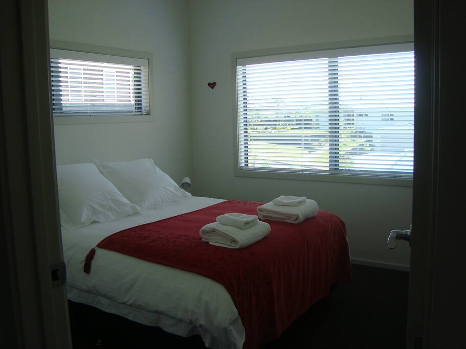Cosy in Raglan - bright, clean queen bedroom overlooking the garden