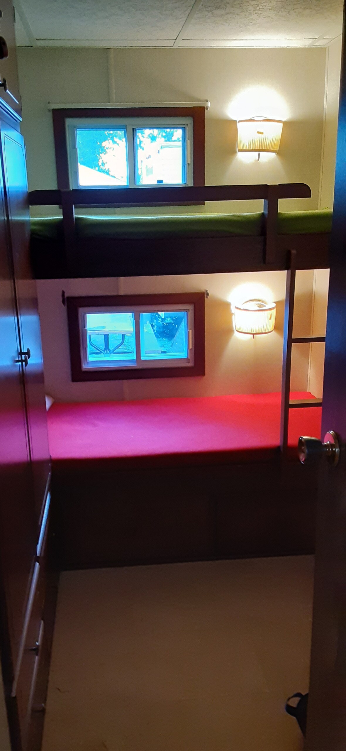 חדר שינה עם מיטת קומתיים