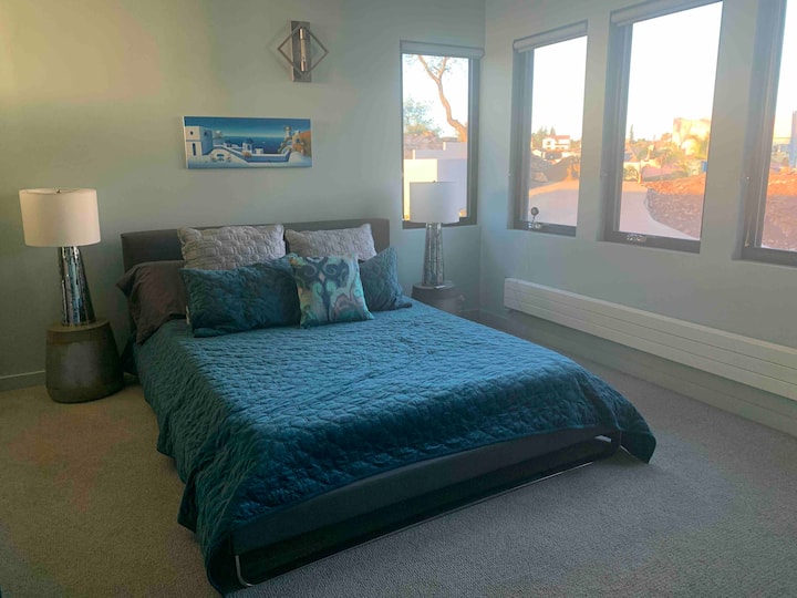 חדר השינה של האורחים בקומה העליונה 