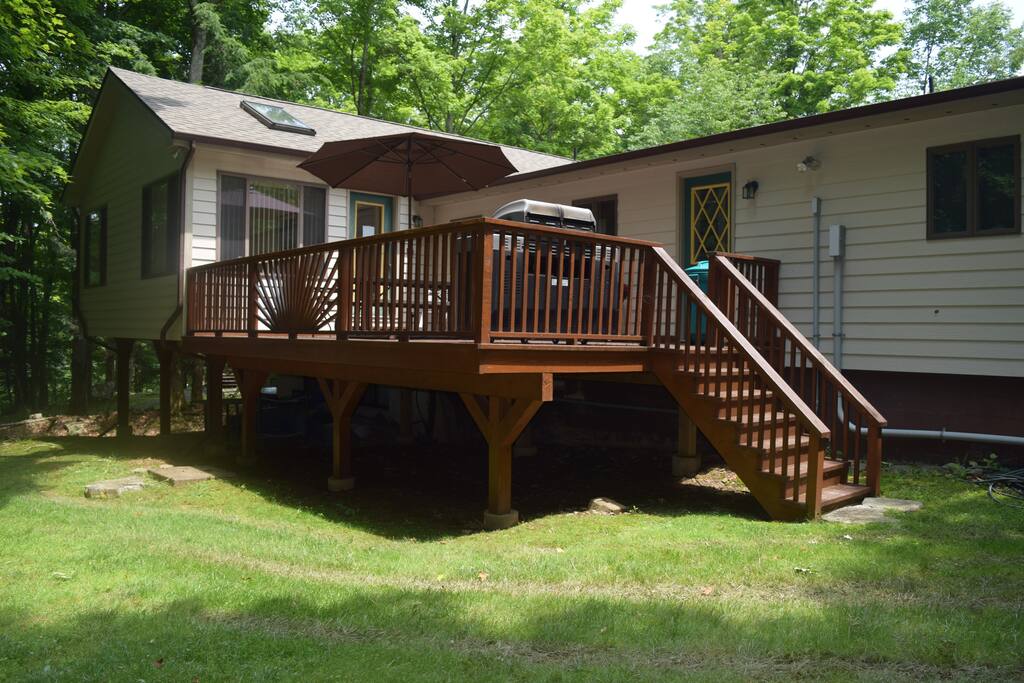 Rear Deck w/Barbeque
