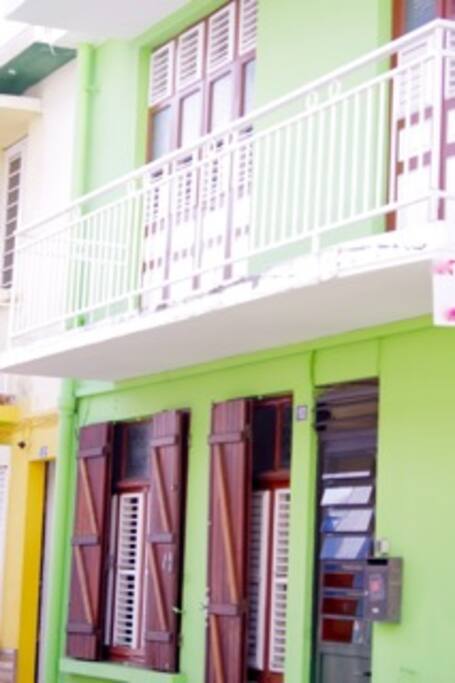 La maison sur 2 niveaux: séjour, cuisine, cour au rez de chaussée, chambres à l'étage