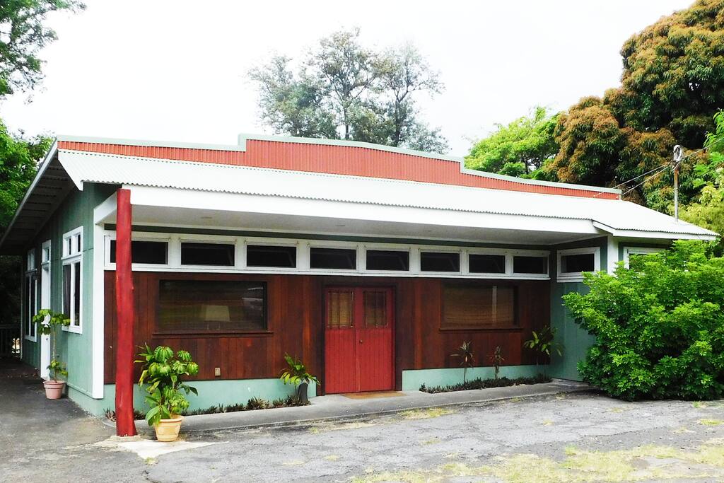 Anchored by native Hawaiian `Ohia tree post, Market House reflects plantation days. Photo by William Neal
