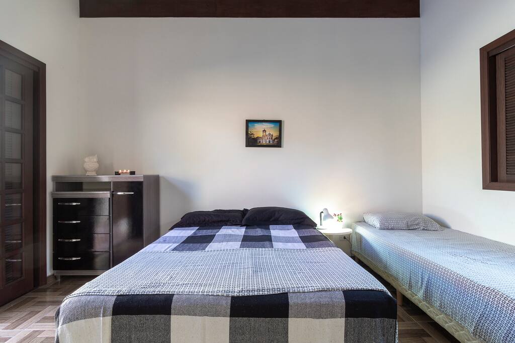 1 cama casal + 1 cama solteiro + opção 1 colchão