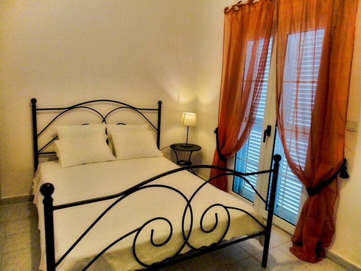 Fleti No 2.
Chumba cha kwanza kilicho na kitanda cha ukubwa wa malkia.