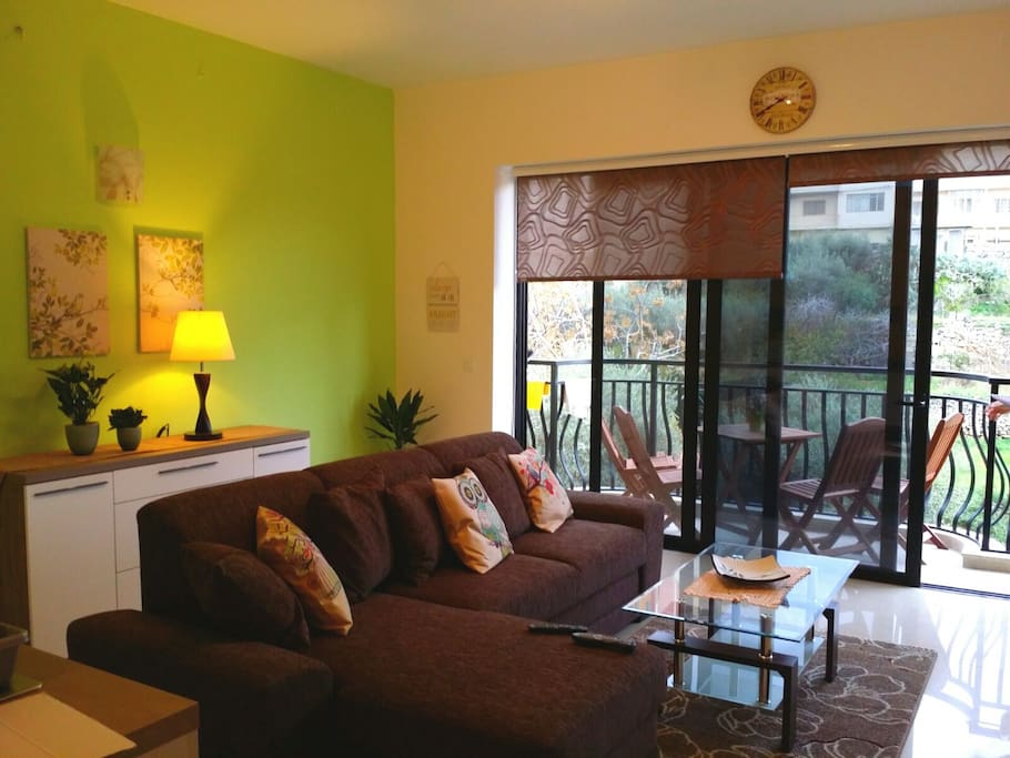 Warm and homey sitting room with valley views - FREE WIFI and Cable TV!