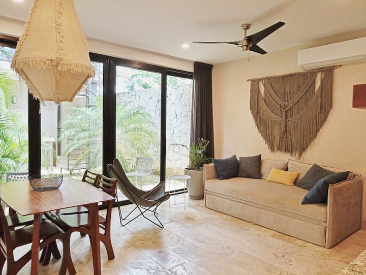 дневна соба со поглед кон градината