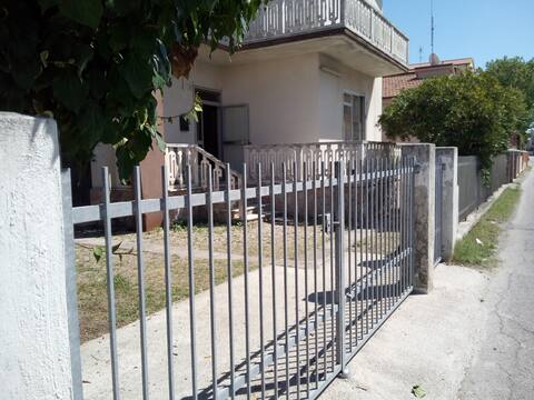 BeachVilla/9parks2floors16beds/MondolfoBandieraBLU