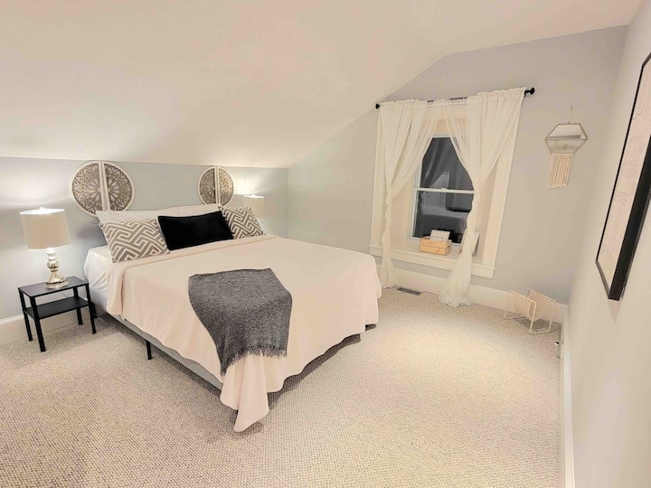 Dhoma e gjumit 3. Me dyshek të fortë "queen" dhe batanije komode, ngrohëse shtesë hapësire që ofrohen në çdo dhomë. 