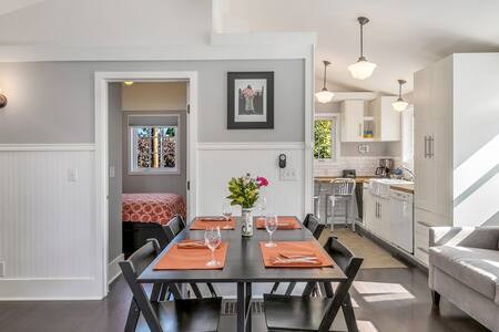 Light-filled 2-story apartment w/ gourmet kitchen