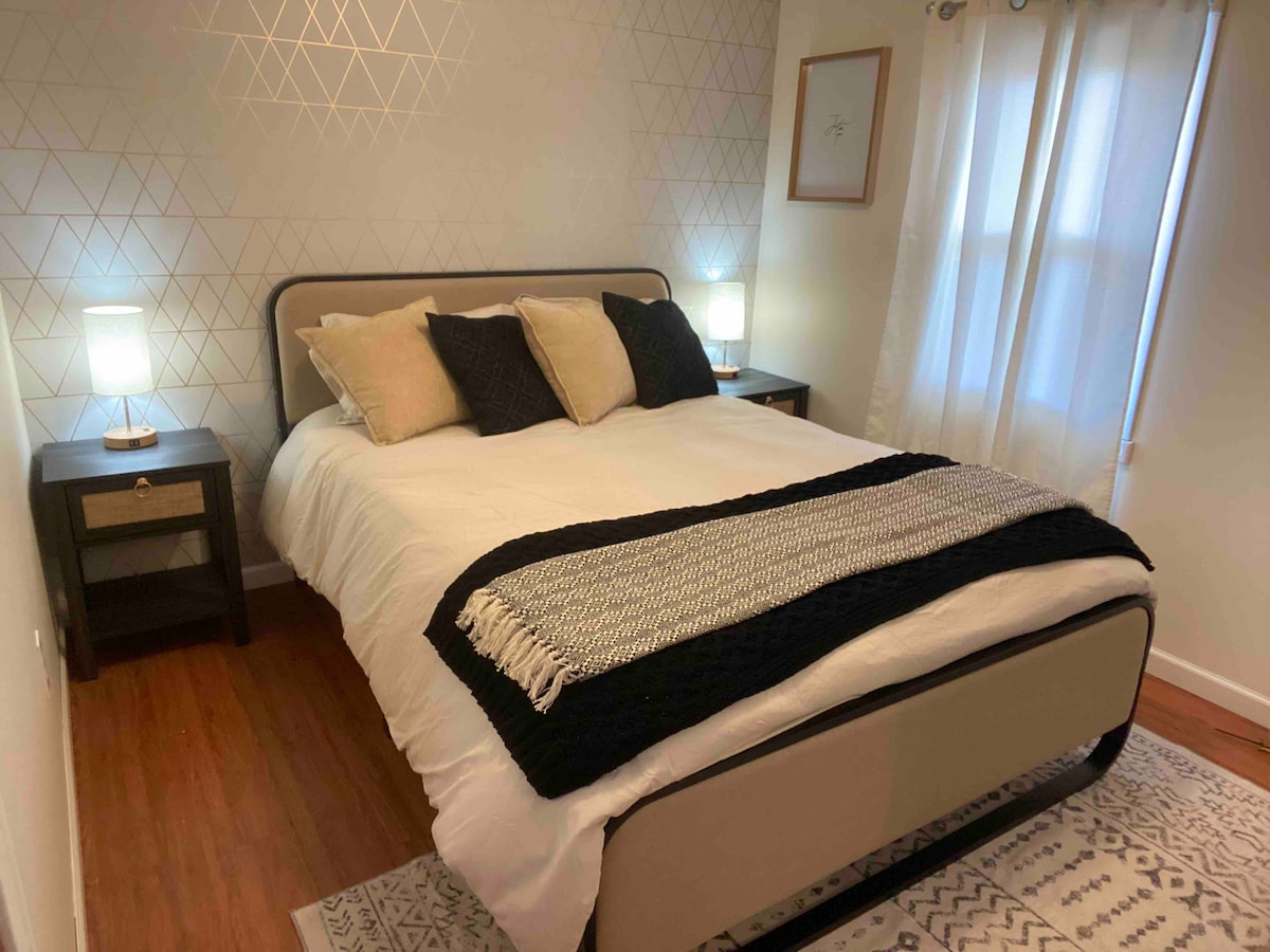 Comfortabel queensize bed. Stel een slimme tv en een grote kast in om je doeken op te hangen. Zorg ook voor een strijkbout en een strijkplank om je kleren op te frissen. 