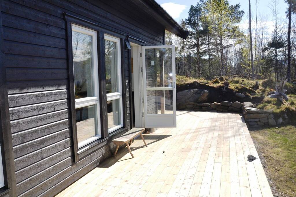 Utgang fra kjøkken til terrasse med morgensol