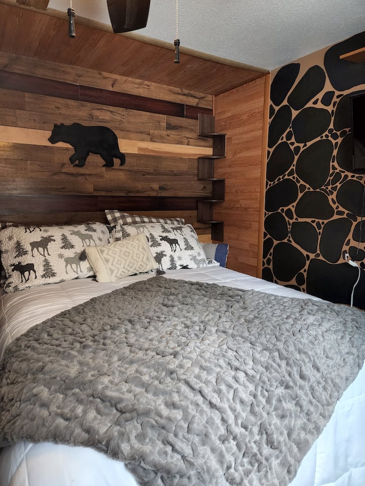 Letto a due piazze. Biancheria da letto di fascia alta. Ha una TV da 32 pollici per la visione di DVD.