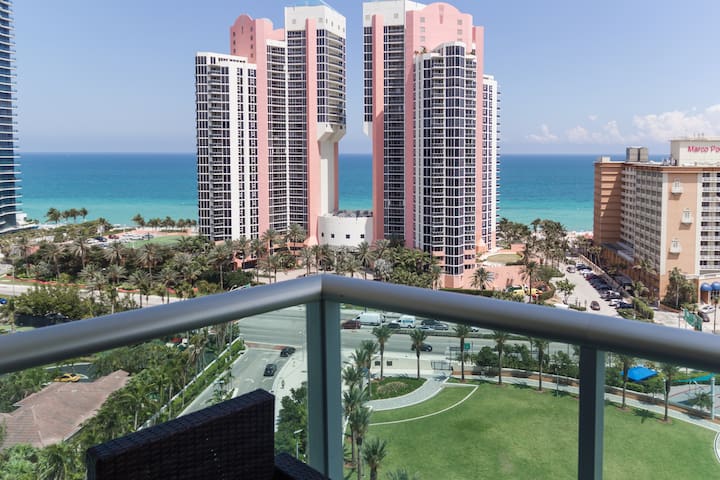 Spectacular high floor in Sunny Isles! Near Beach!