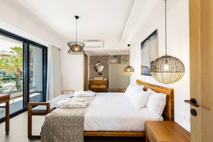 Yatak odaları, günün yoğun maceralarından sonra keyifli bir gece uykusu vaat eden zahmetsizce ve zarif bir şekilde döşenmiştir.