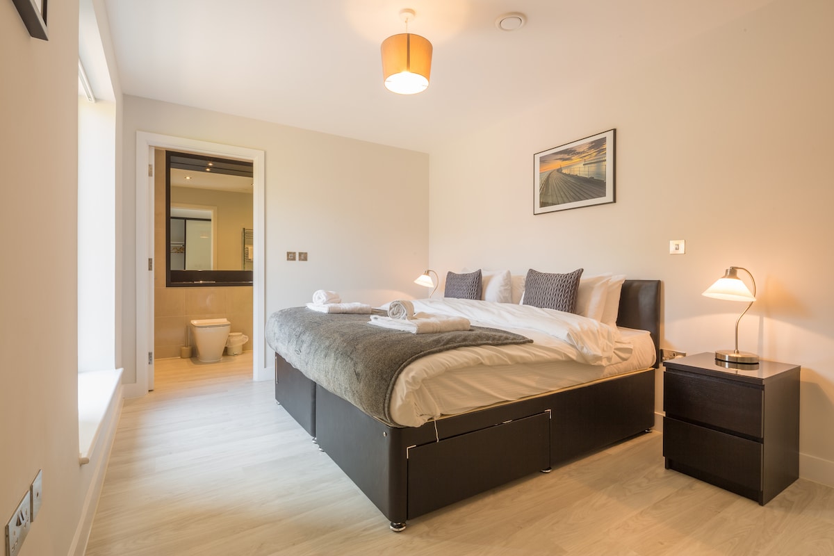 אפשרויות מיטה גמישות עם מיטות קינג סייז, תאומים וספות נפתחות.