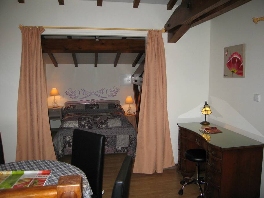 Le coin bureau, le temps d'écrire quelques cartes postales... puis la chambre