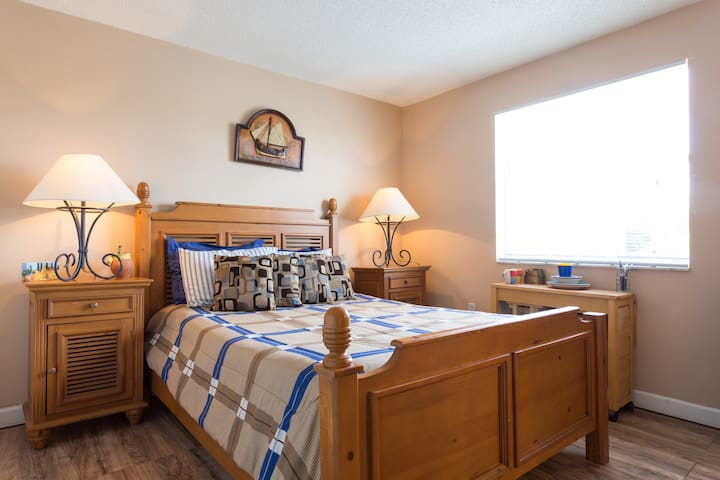Lake view Room 5 minutes from Doral