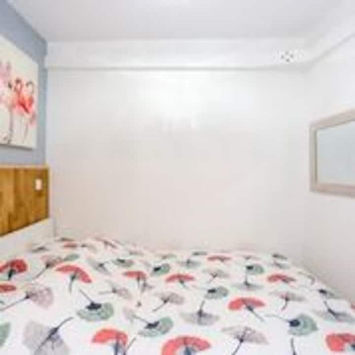 Dhomë gjumi e vogël në bodrum , krevat i madh 160 cm, i ajrosur nga një rrjedhë ajri brenda dhe jashtë 