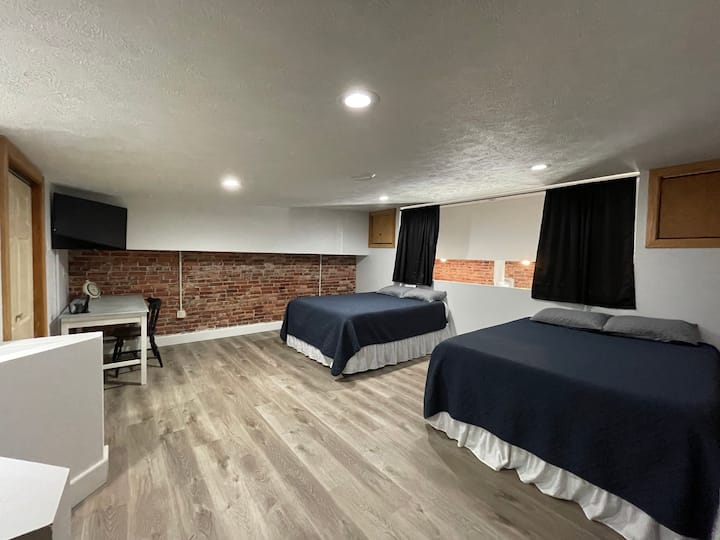 U loftu se nalaze 2 bračna kreveta (160x200), 2 radna stola i Smart TV. Tu se nalazi i termostat kako biste se prilagodili svojoj udobnosti.