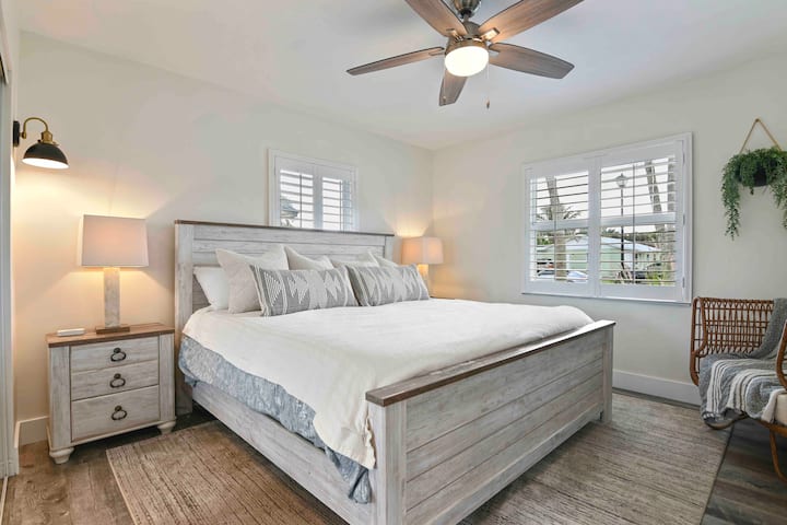 غرفة النوم الرئيسية هي ملاذ هادئ يضم سرير نوم فاخر بحجم كبير 360 ذكي. يتيح لك هذا السرير المبتكر تخصيص تجربة نومك من خلال ضبط الحزم حسب رغبتك. علاوة على ذلك، لمزيد من الراحة، يمكنك 