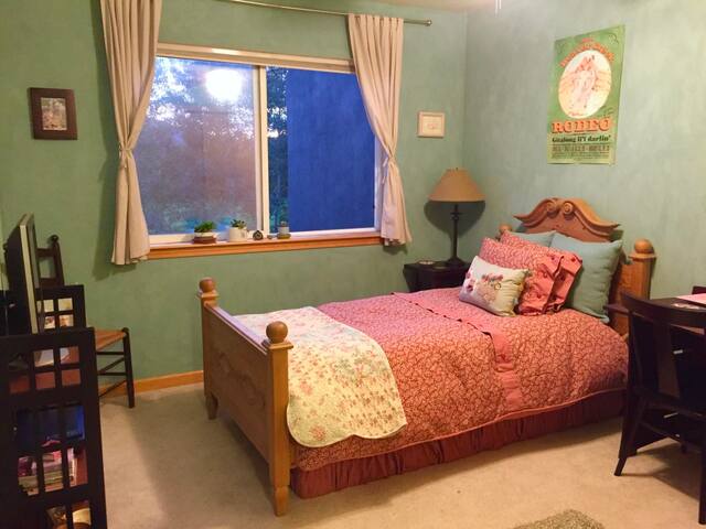 Artfully decorated, comfy retreat near Vail.