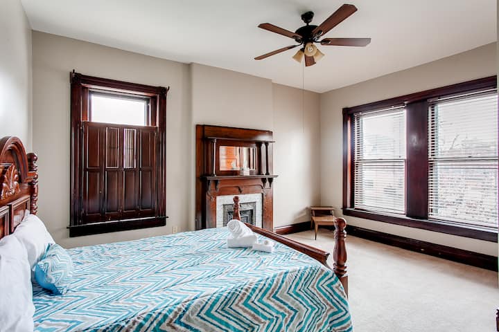 חדר שינה 4 עם מיטת קווין סייז וחלונות גדולים כדי לאפשר לאור הטבעי להיכנס.