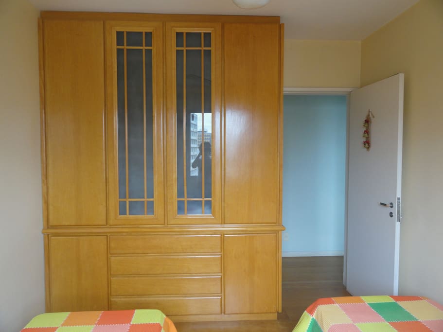 Armário disponível no quarto