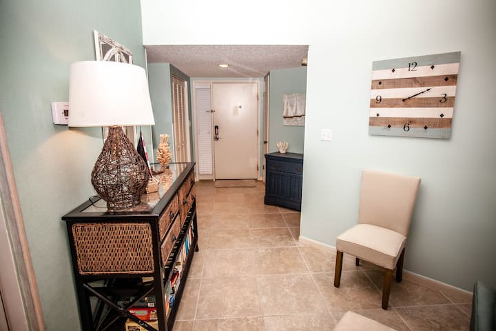 从客厅可以看到入口通道