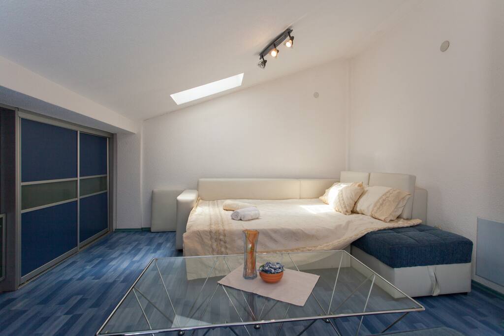 Very Comfy & Spacious Bed