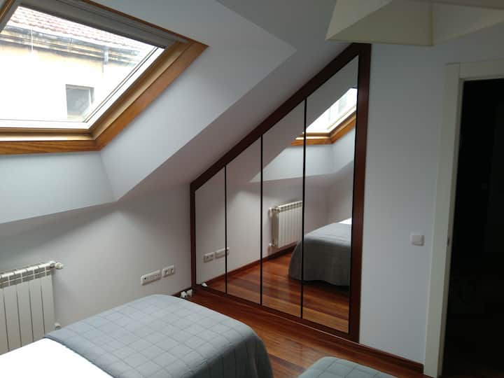 ห้องพักมี 2 เตียงขนาด 90 ซม. และมีตู้เสื้อผ้าในตัว