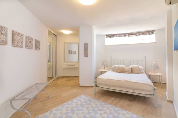 Chumba cha kulala 4 na eneo la kuvaa nguo na vigae 2