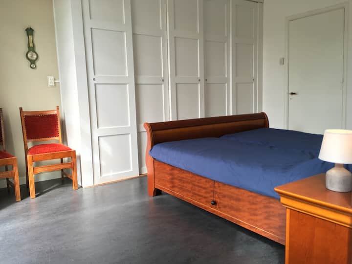 Bedroom at the back with large closet and access to the roof terrace