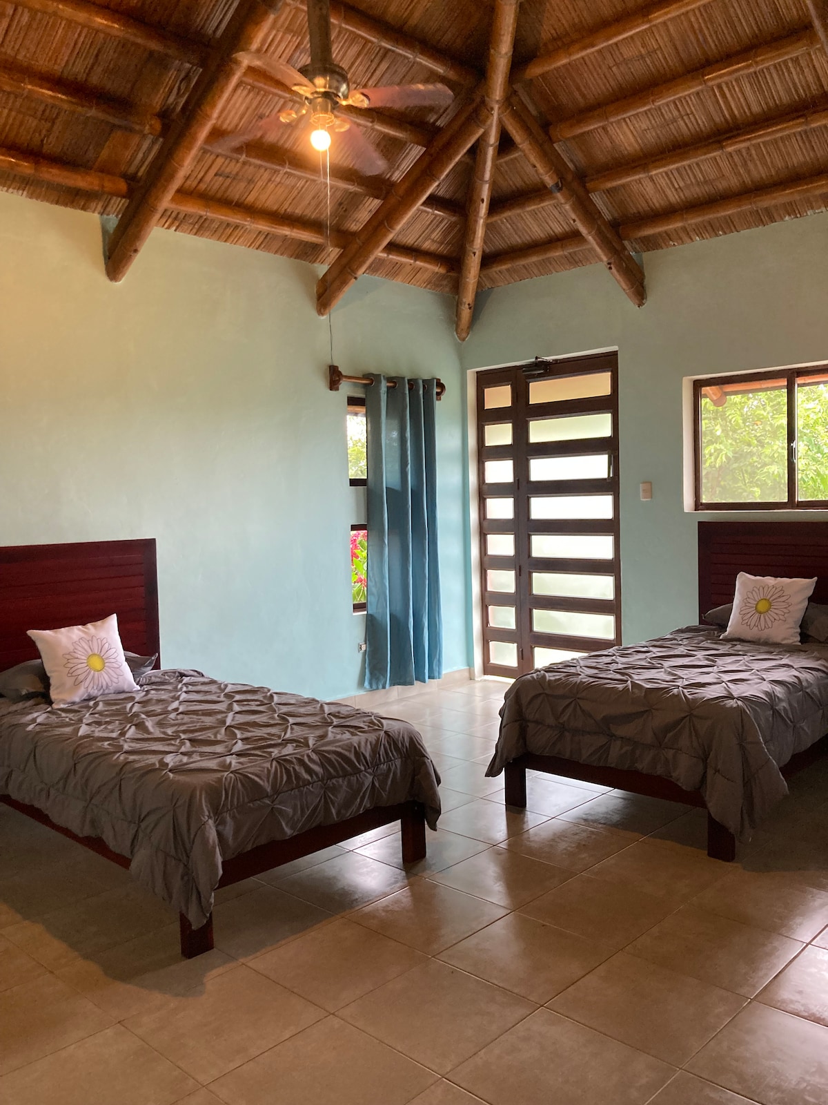 تحتوي غرفة النوم رقم3 على سريرين صغيرين وتكييف ومكتب وخزانة كبيرة. لدينا أيضًا العديد من كتب الأطفال للصغير!