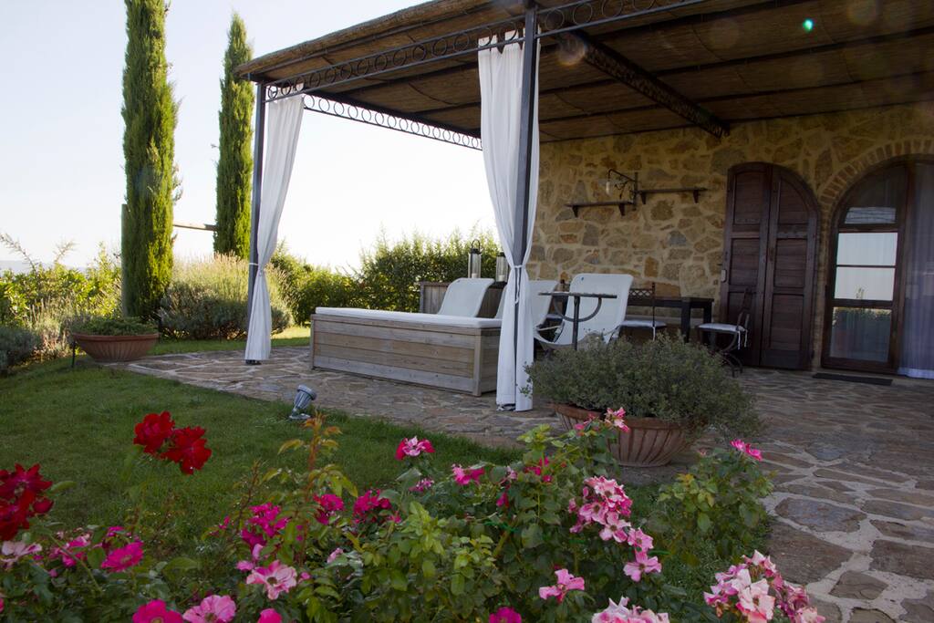 Il patio coperto, il giardino privato e l'ingresso