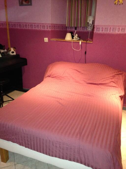 une 1ère chambre avec un lit double à 50.00euros/nuit avec petits déjeuners