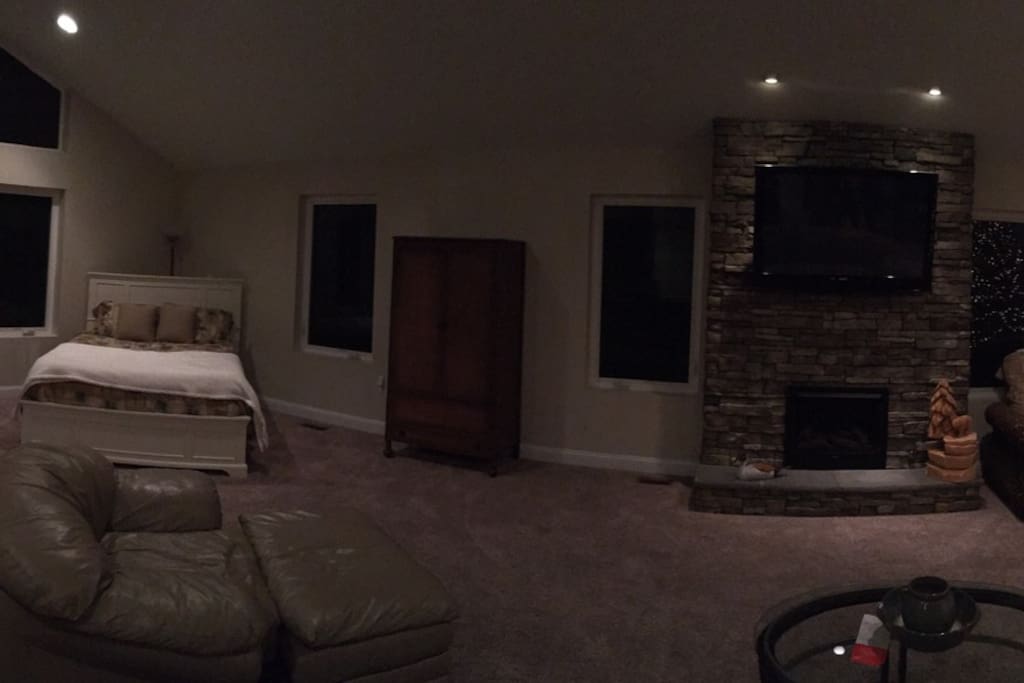 Click to see a panoramic of the entire room!