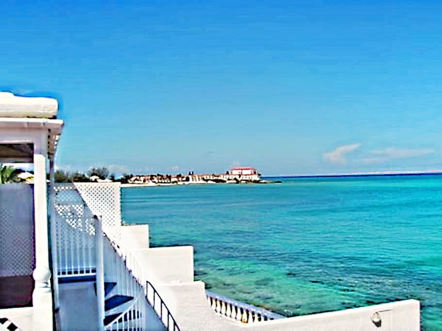 The property benefits from 2 additional roof decks, each with spectacular panoramic views of the Bahamian waters