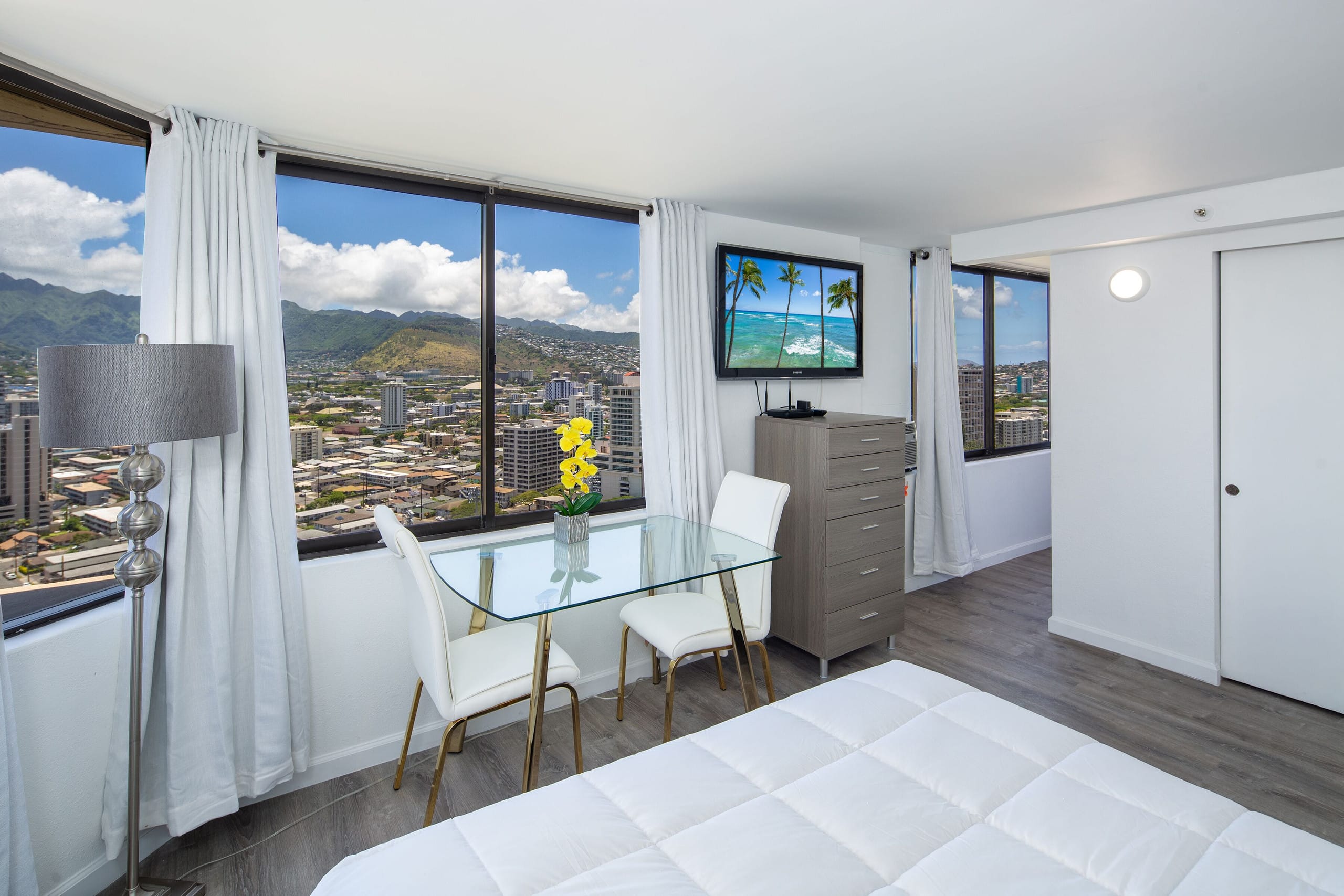 Condo in Honolulu · ★4.73 · Studio · 1 bed · 1 shared bath - Image 3