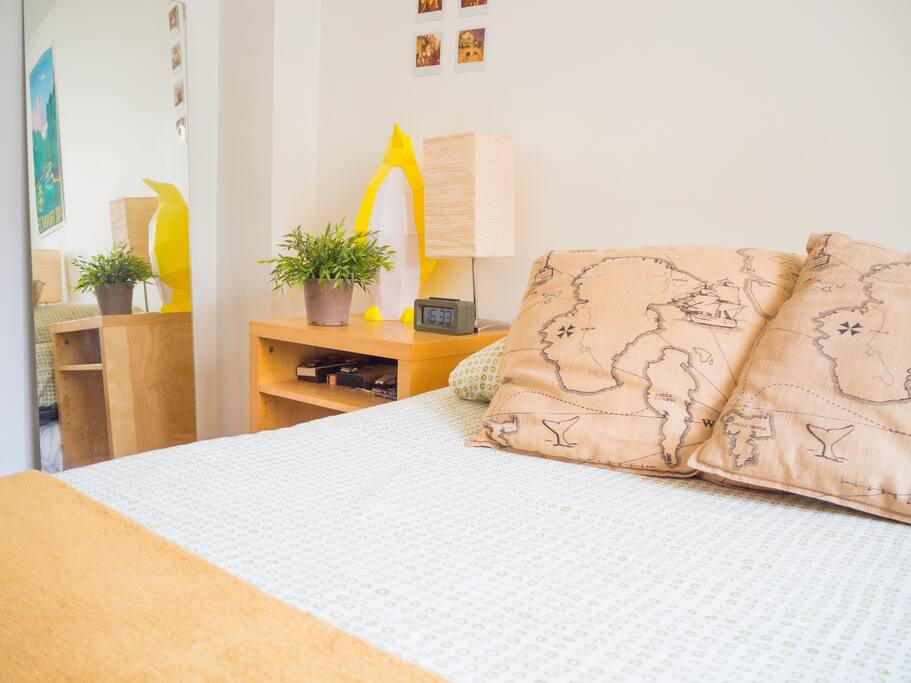 Filled with everything you need: fresh sheets and towels, different sets of pillows, mirror, bed tables and desk.