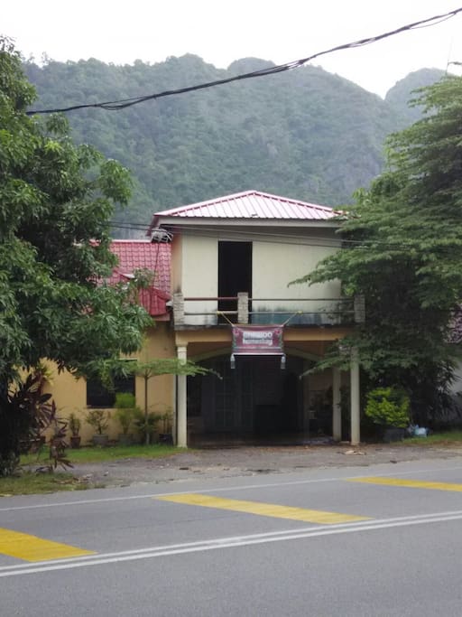 Rumah tepi jalan utama. Mudah cari dan mudah nak keluar ke mana2.
Pondok yang tiada pintu seperti di gambar tidak bersambung dengan dalam rumah. Tidak perlu risau. ^_^