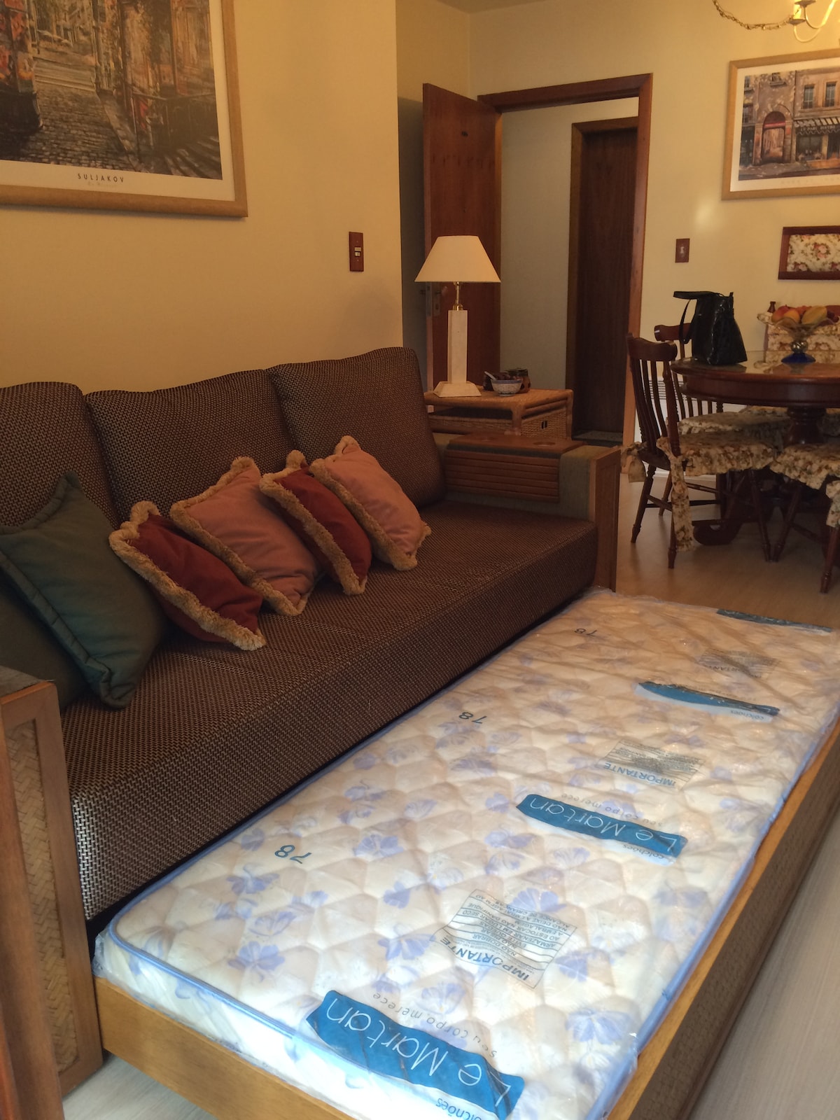 سرير أريكة لشخصين.