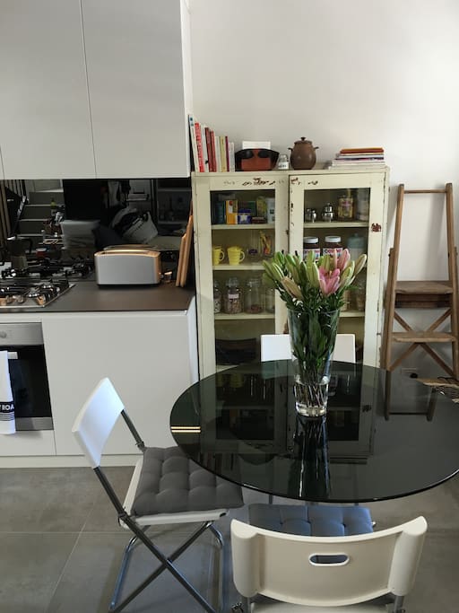 Open plan dining and living area, seats 4.