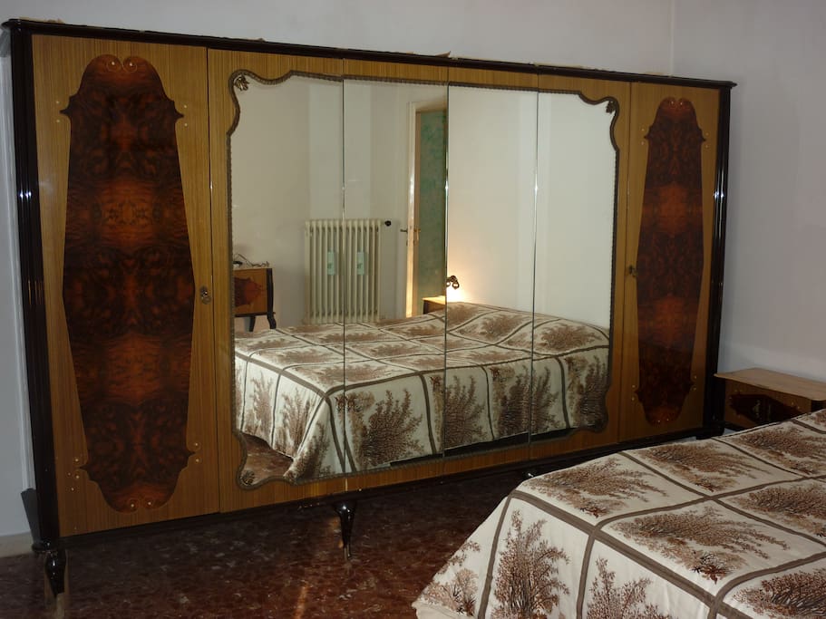 Camera da letto con un capiente armadio.