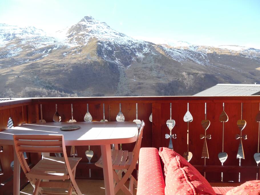 Le balcon avec canapé pour admirer la vue.