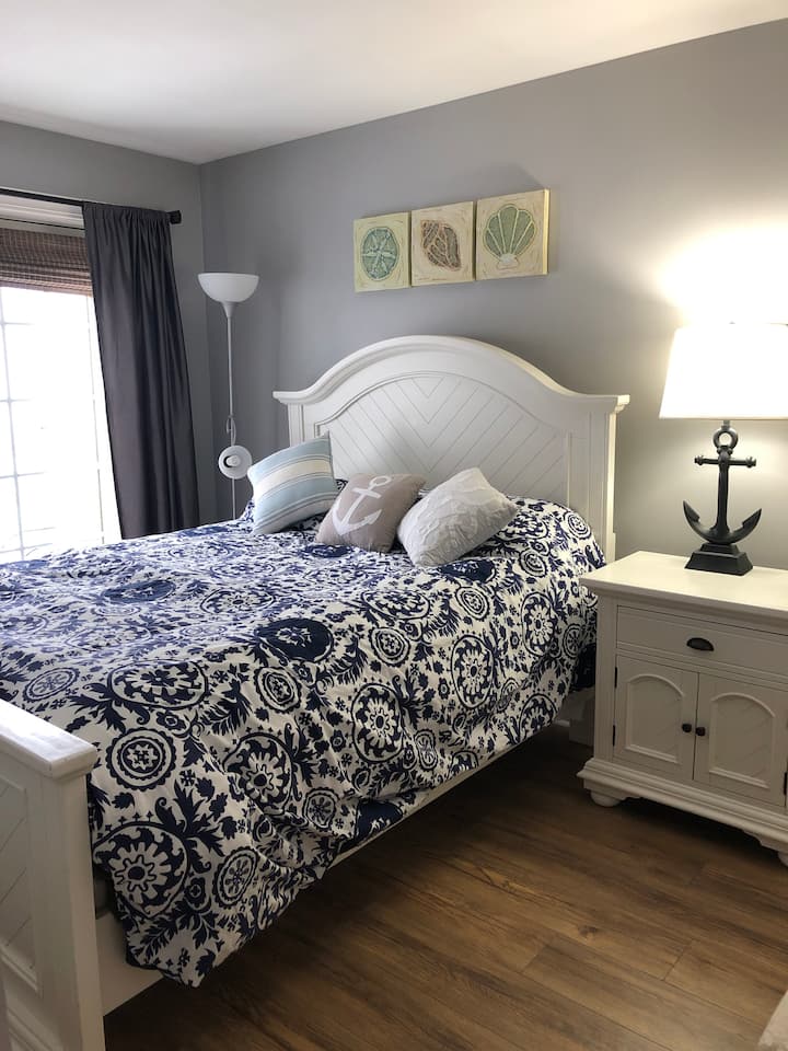 Საძინებელში არის საწოლი 152 × 203 სმ, აივანზე გასასვლელი, კარადა და საწოლი კარადაში 