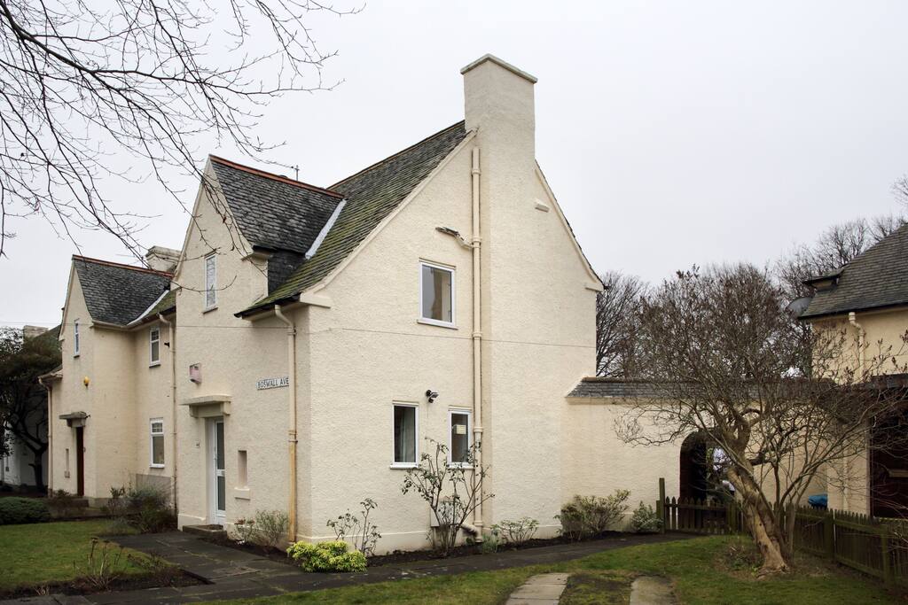 Delightful cottage with a driveway