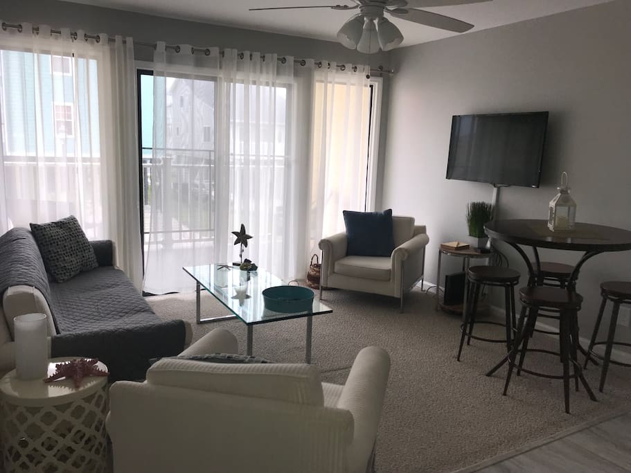 Light and Airy Living Room/Dining Room with Flatscreen TV with cable and internet